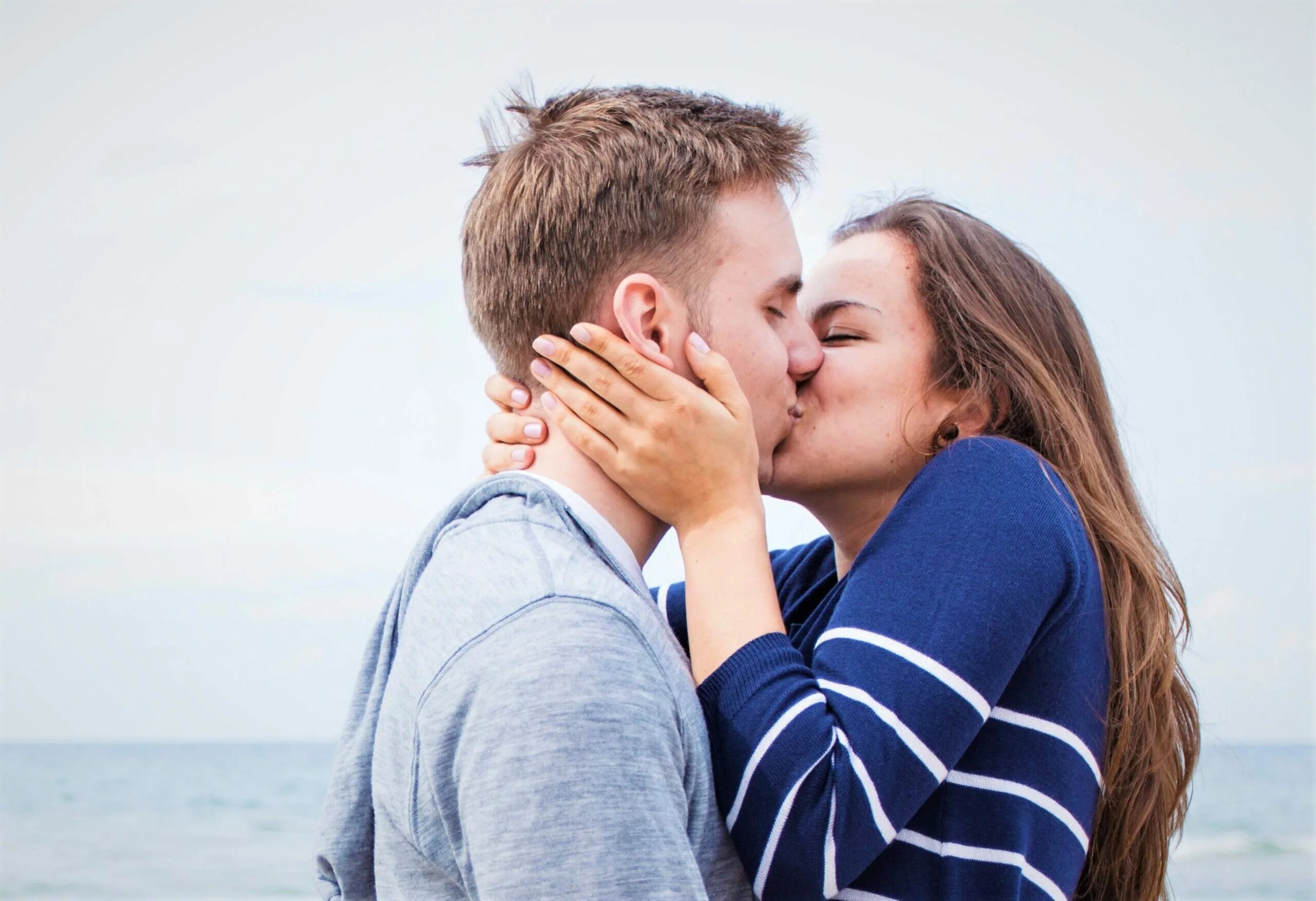 Kiss photos. Поцелуй. Муж и жена целуются. Сегодня поцелуй. Фото с днем поцелуя.