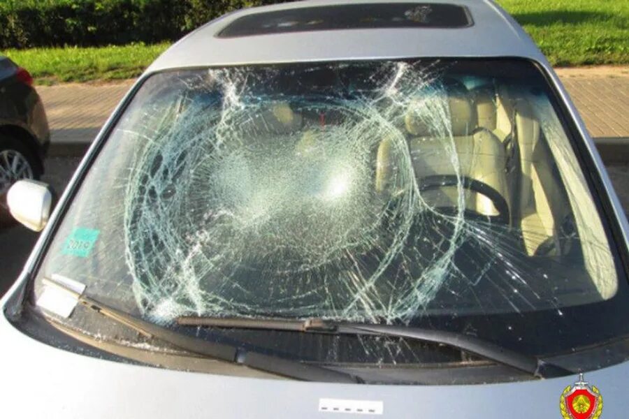 Разбито лобовое стекло. Разбитые лобовые стекла. Треснутое лобовое стекло. Машина с разбитым стеклом.