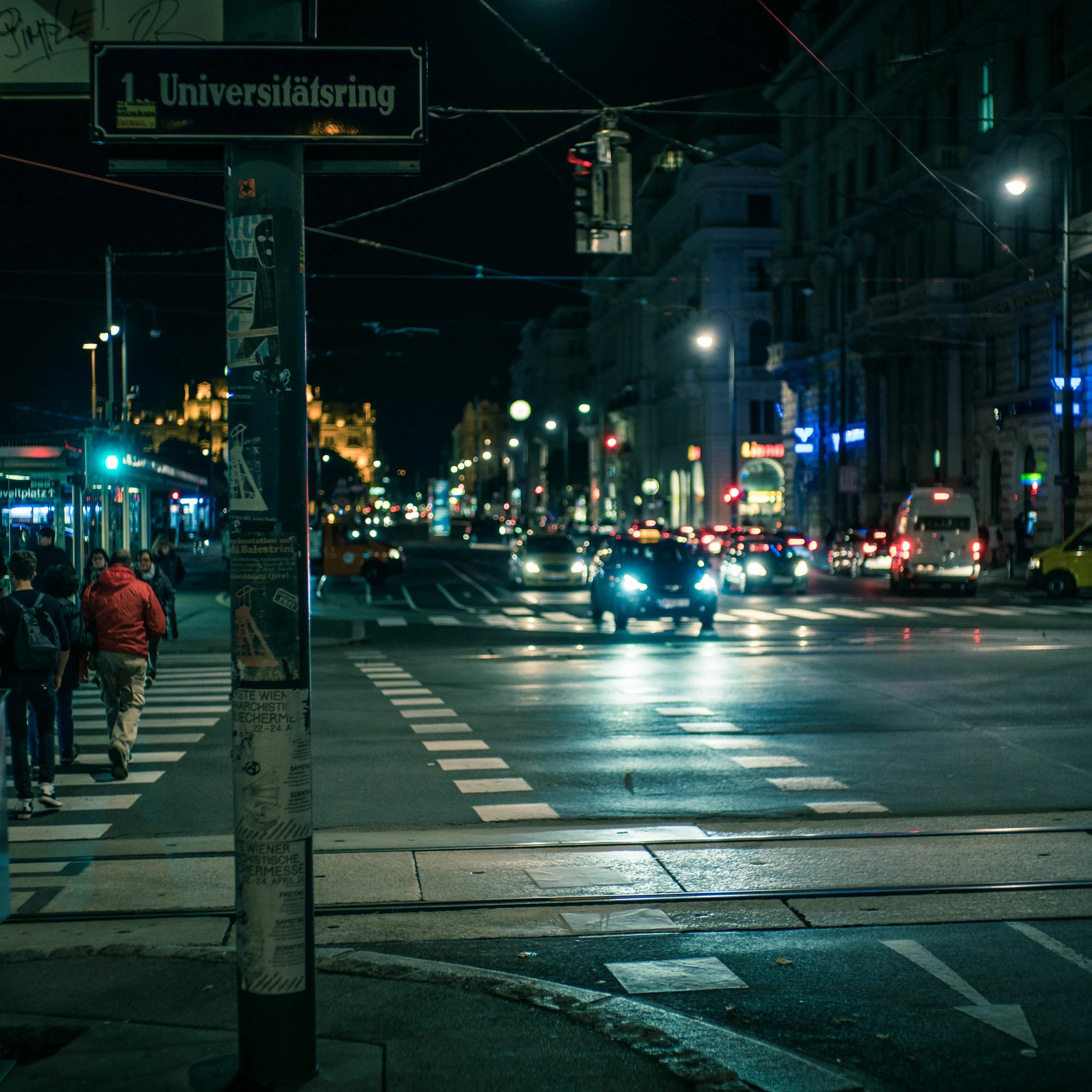 Ночной перекресток. Перекресток ночью. Ночная пешеходная дорога в городе. Город на перекрёстке ночью.
