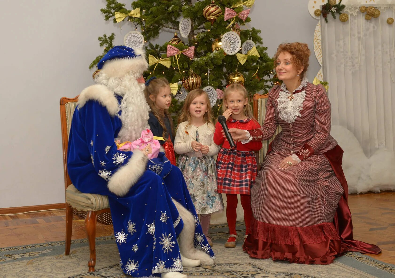 Елка мадам тупиковой екатеринбург. Елка в доме тупиковой екатеринбург 2022. Елка в доме тупиковой. Елка мадам тупиковой екатеринбург. Дом актера тупиковых екатеринбург.