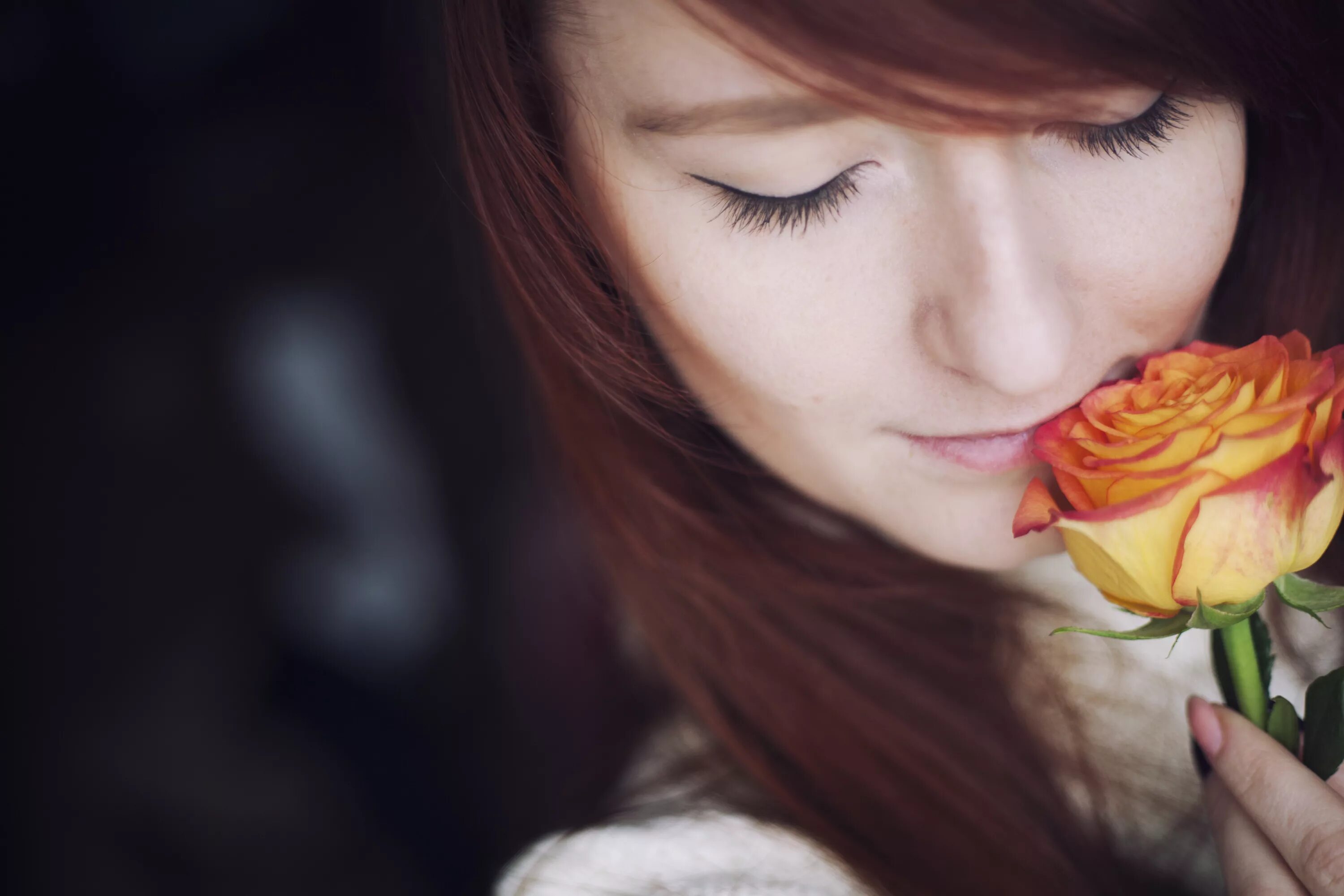Девушка розы видео. Цветок с лицом. Портрет в цветах. Портрет с цветком на лице. Красивые фото девушек с цветком во рту.