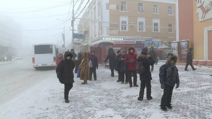 Сильные морозы в якутске. Якутск Мороз. Лютые Морозы в ХМАО. Сильный Мороз в Якутии.