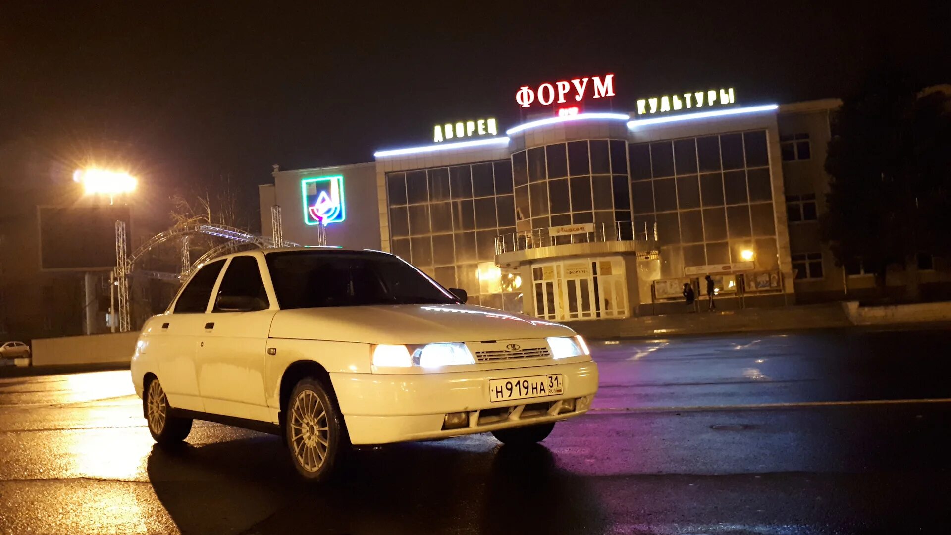 Ваз-2114 хэтчбек серебристый. Лада калина с пробегом в белгородской. Калина 1119 хэтчбек. Автосалон лада. Ваз 2114 samara 2013.