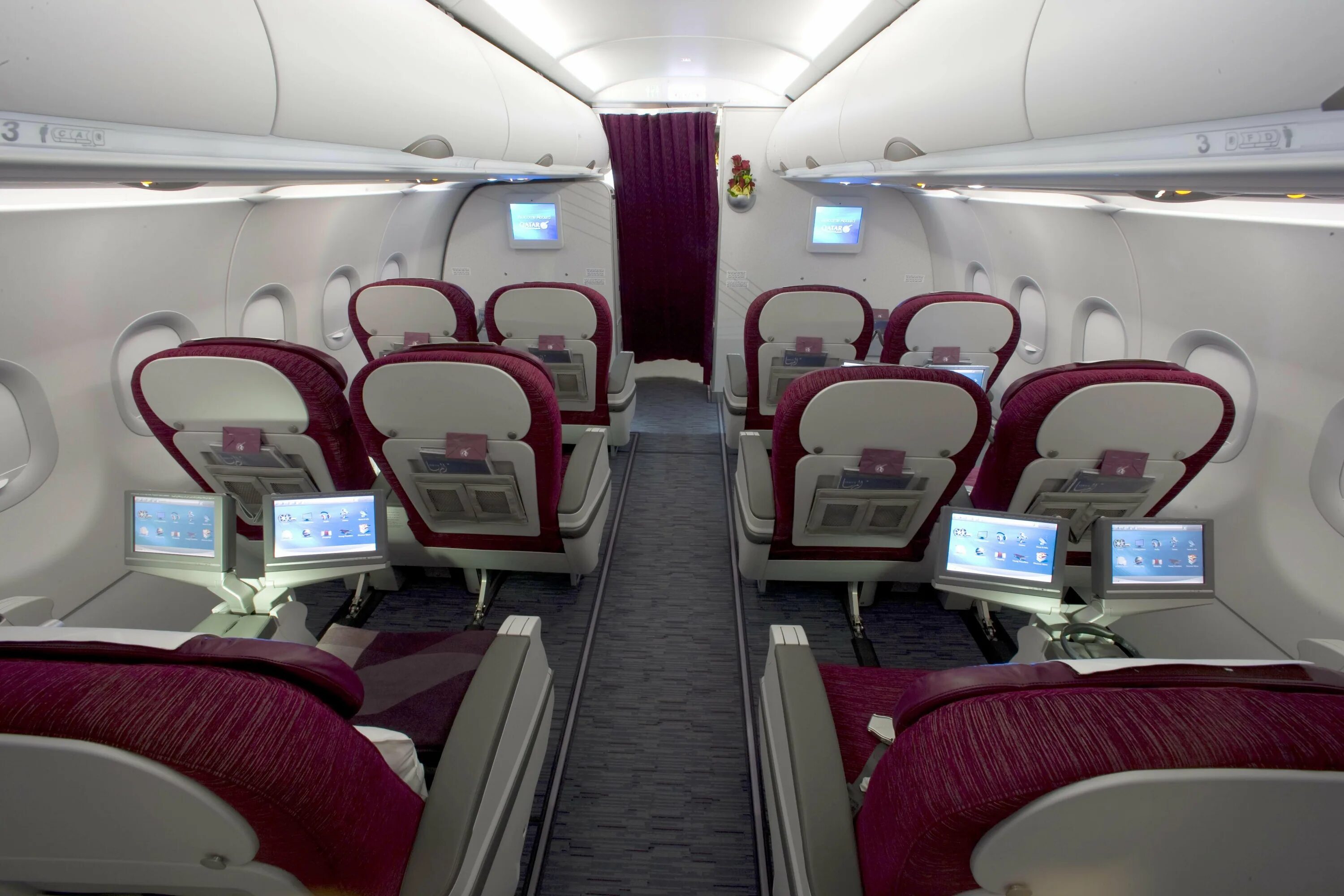 Класс эйр. Airbus a320 Qatar Airways салон. Катар авиалинии Аэробус 320. Airbus a320 Qatar Airways бизнес класс. Аэробус 320 Катар бизнес класс.