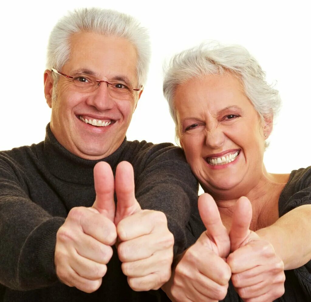 Радоваться бабушке. Радостные пенсионеры. Счастливые старики. Счастливые пожилые люди. Пожилые люди на белом фоне.