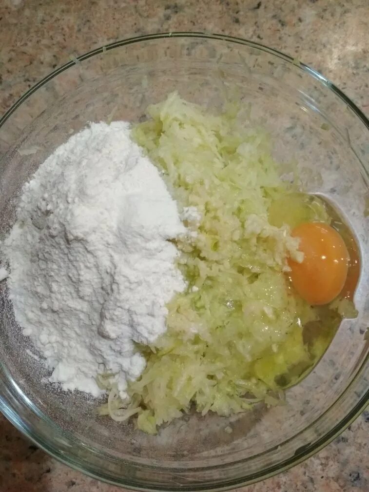 Кабачки жареные на сковороде с чесноком. Кабачки на сковородке. Жареные кабачки кружочками. Лук яйцо мука. Жареные кабачки с яйцом.