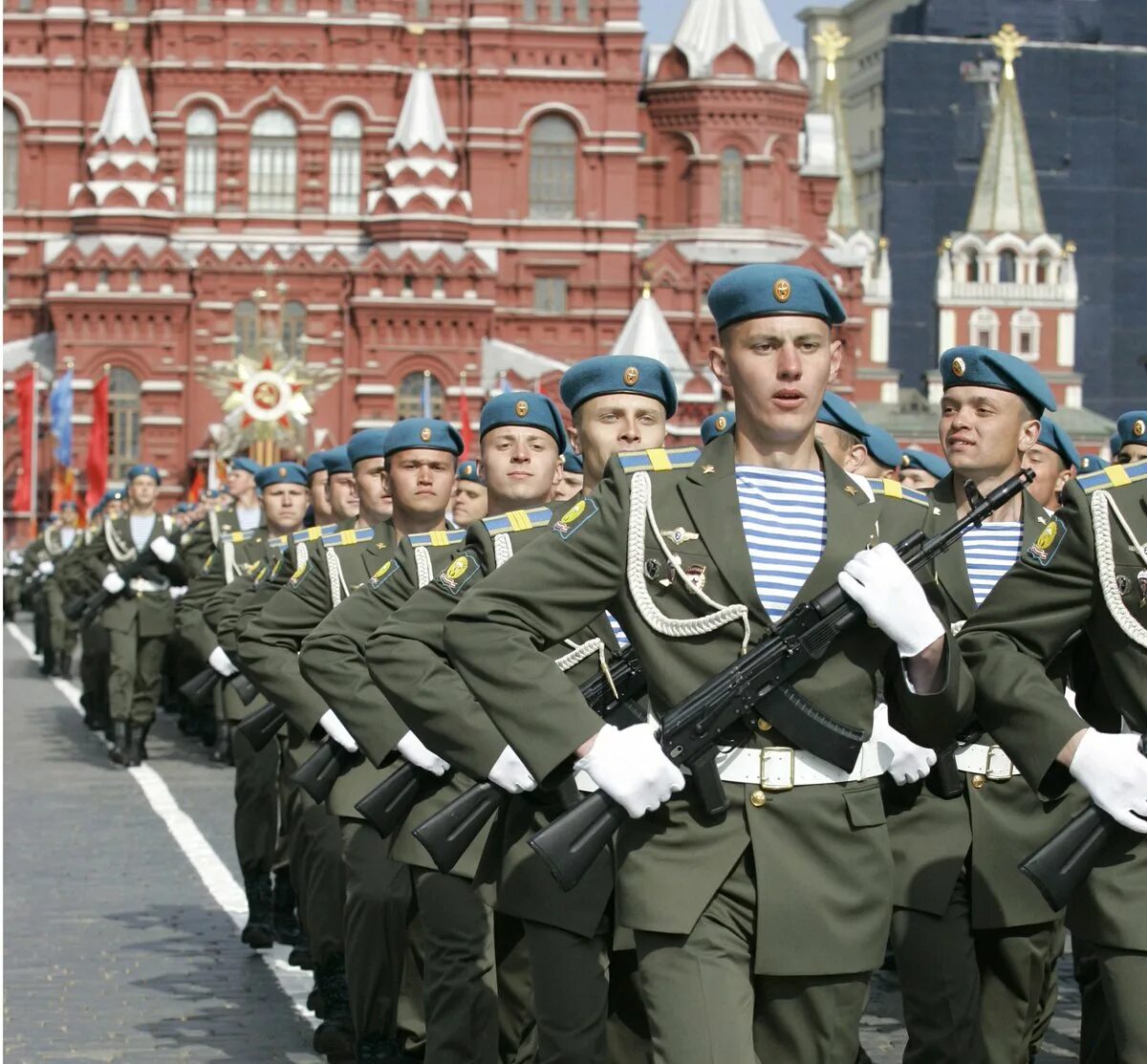 Сколько проходит парад. Парад на красной площади 9 мая 2005 года. парад победы 2008 года на красной площади. день победы парад. десантники на параде.