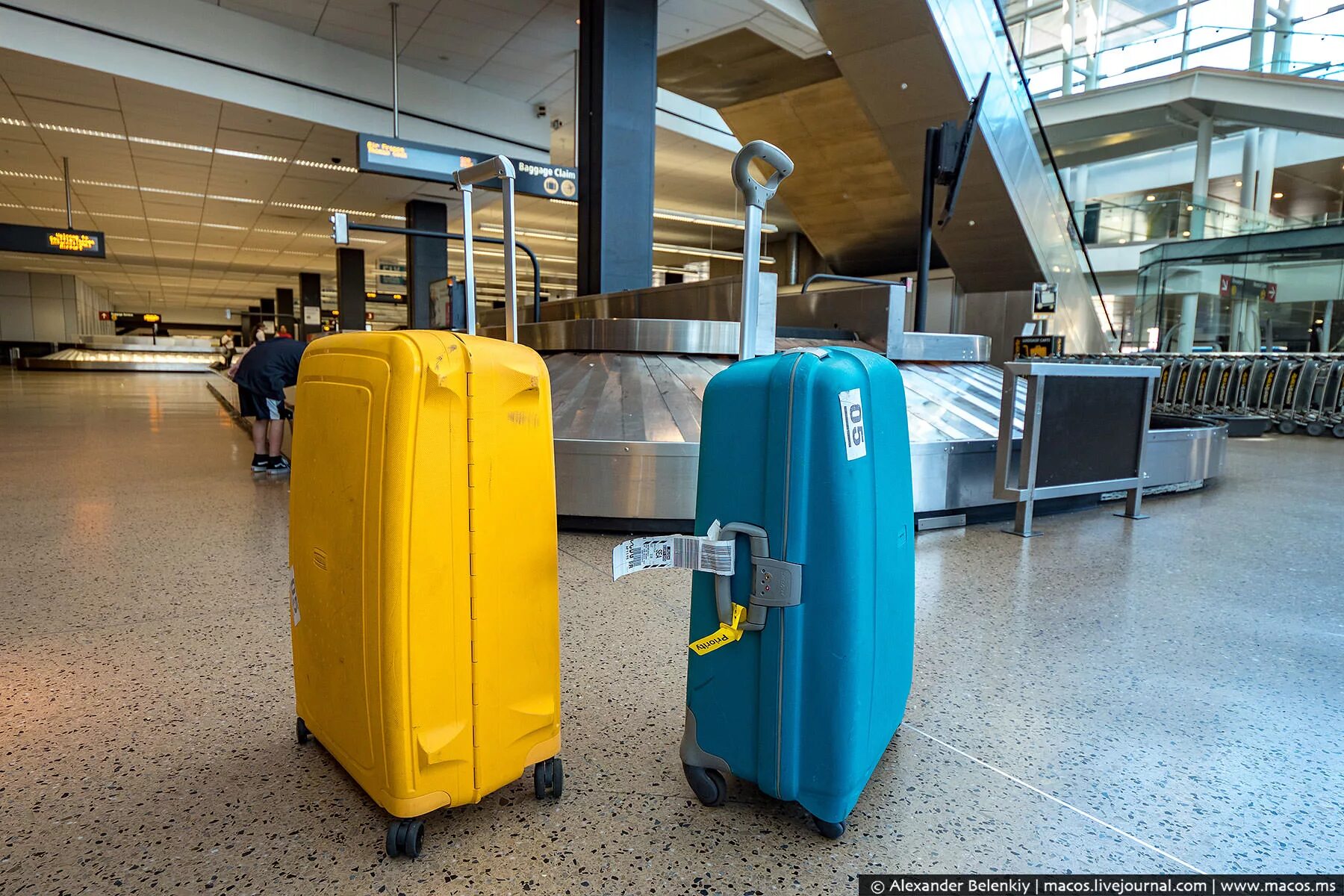 Багаж транзитом. Чемодан в аэропорту. Багаж в аэропорту. Чемодан Airport. Чемодан багаж аэропорт.