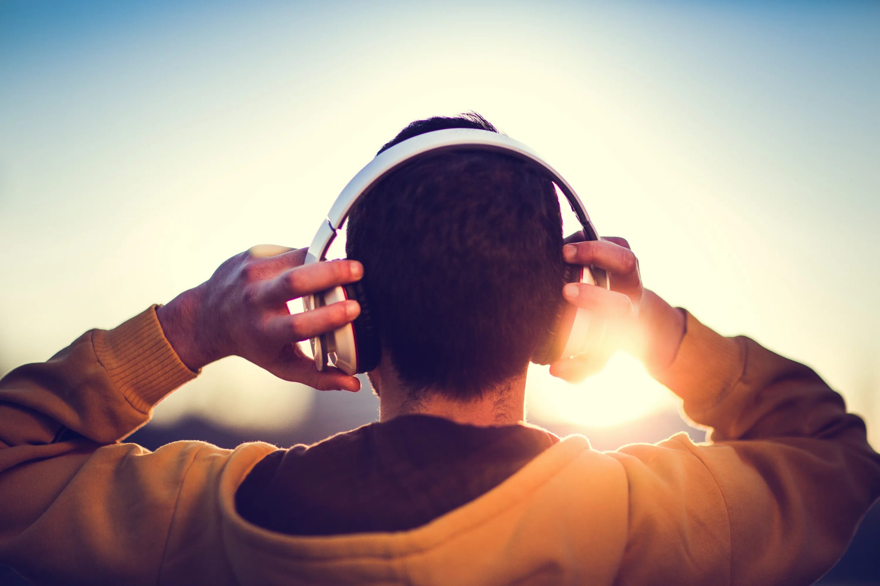 Наушники на человеке. Boy listening to music. Музыка слушать я пацан. Музыка слушать я пацан. Музыка слушать я пацан.