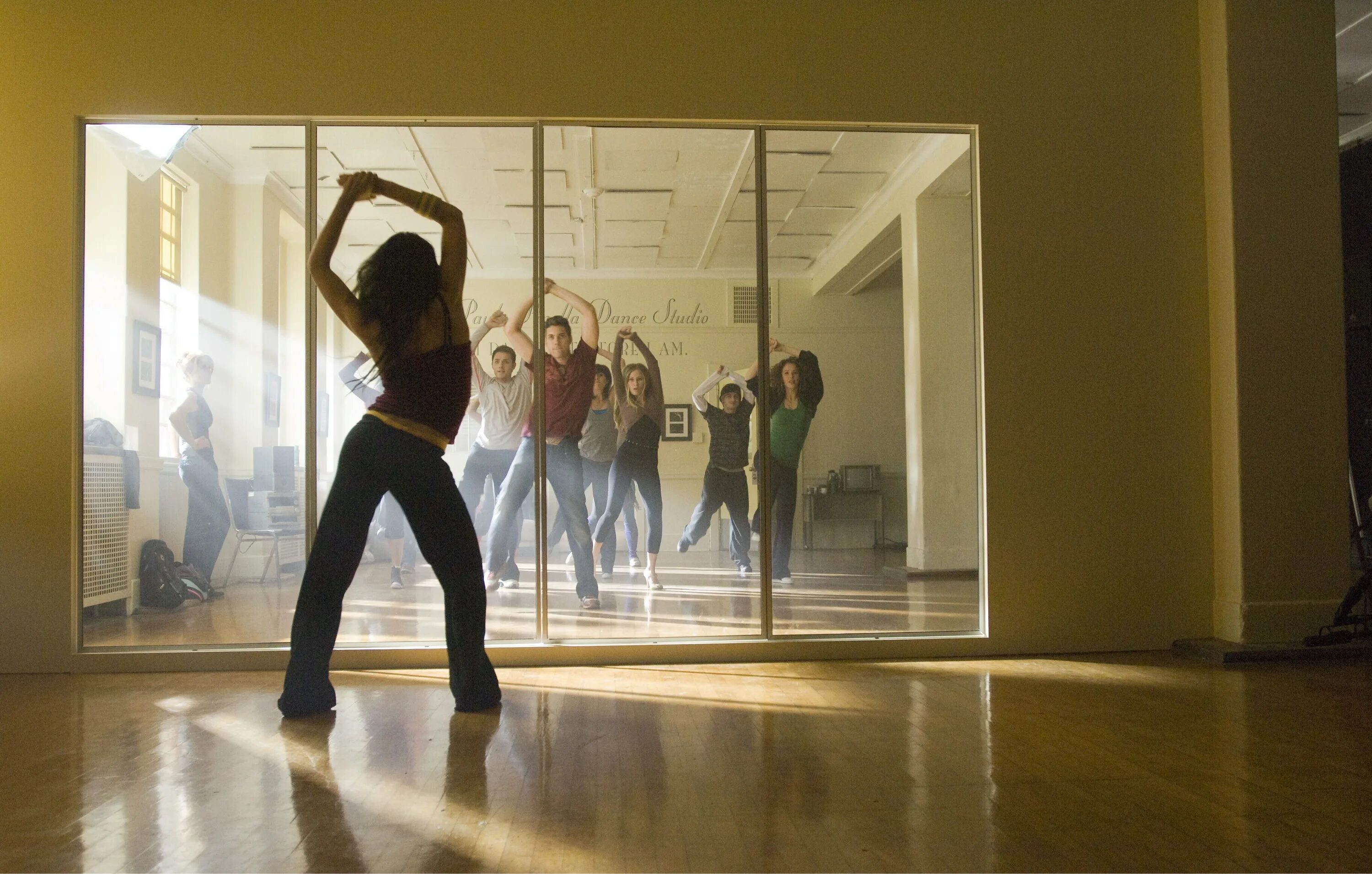 танцы перед зеркалом. женщина танцует дома перед зеркалом. танец перед зеркалом девушка. девушка танцующая перед зеркалом. девушка танцующая перед зеркалом.