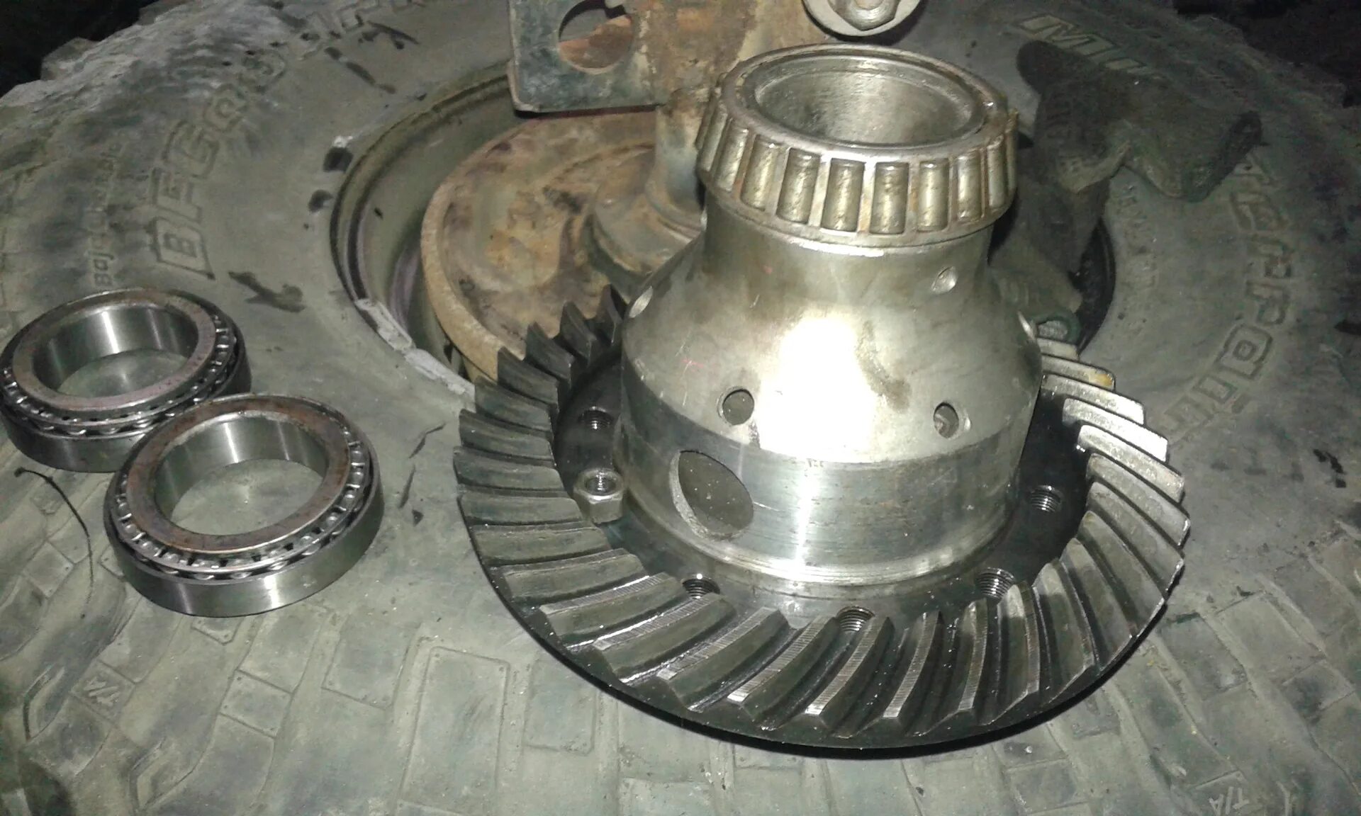 Nissan подшипник дифференциала. Дифференциал c. Дифференциал c. 6 мкпп. Полуось бтр 80.