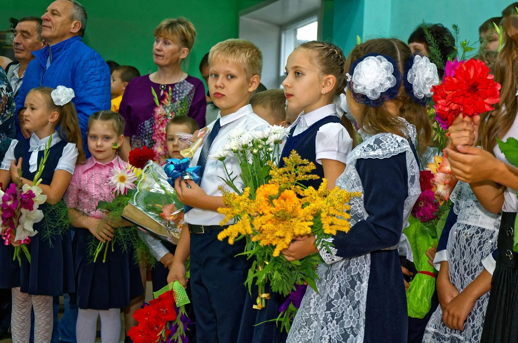 Играть 1 сентября. Школа первое сентября. Школа 1 сентября. Образ первоклассницы. 1 Сентября в деревне.