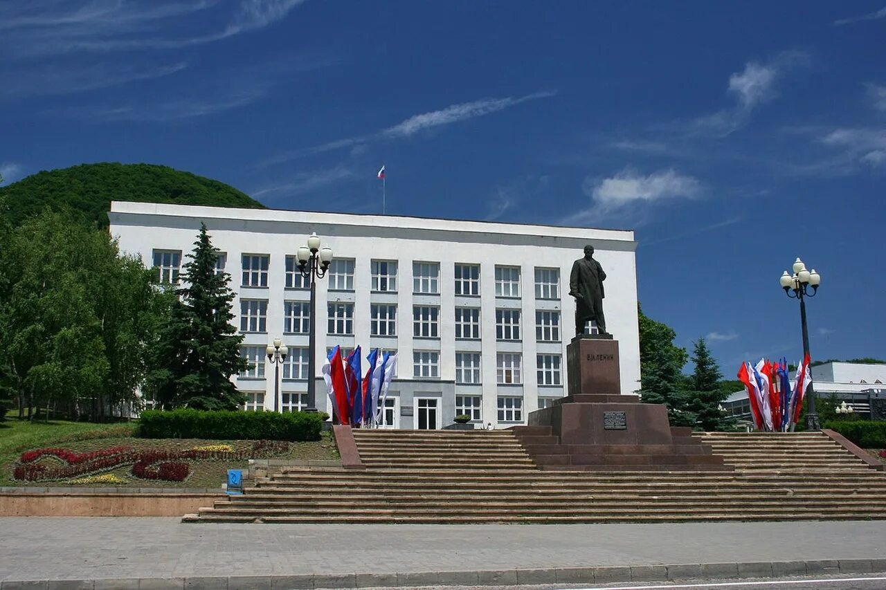 Городской округ железноводск. Администрация города Железноводска. Железноводск здание администрации. Администрация администрация города Железноводска. Белый дом Железноводск..