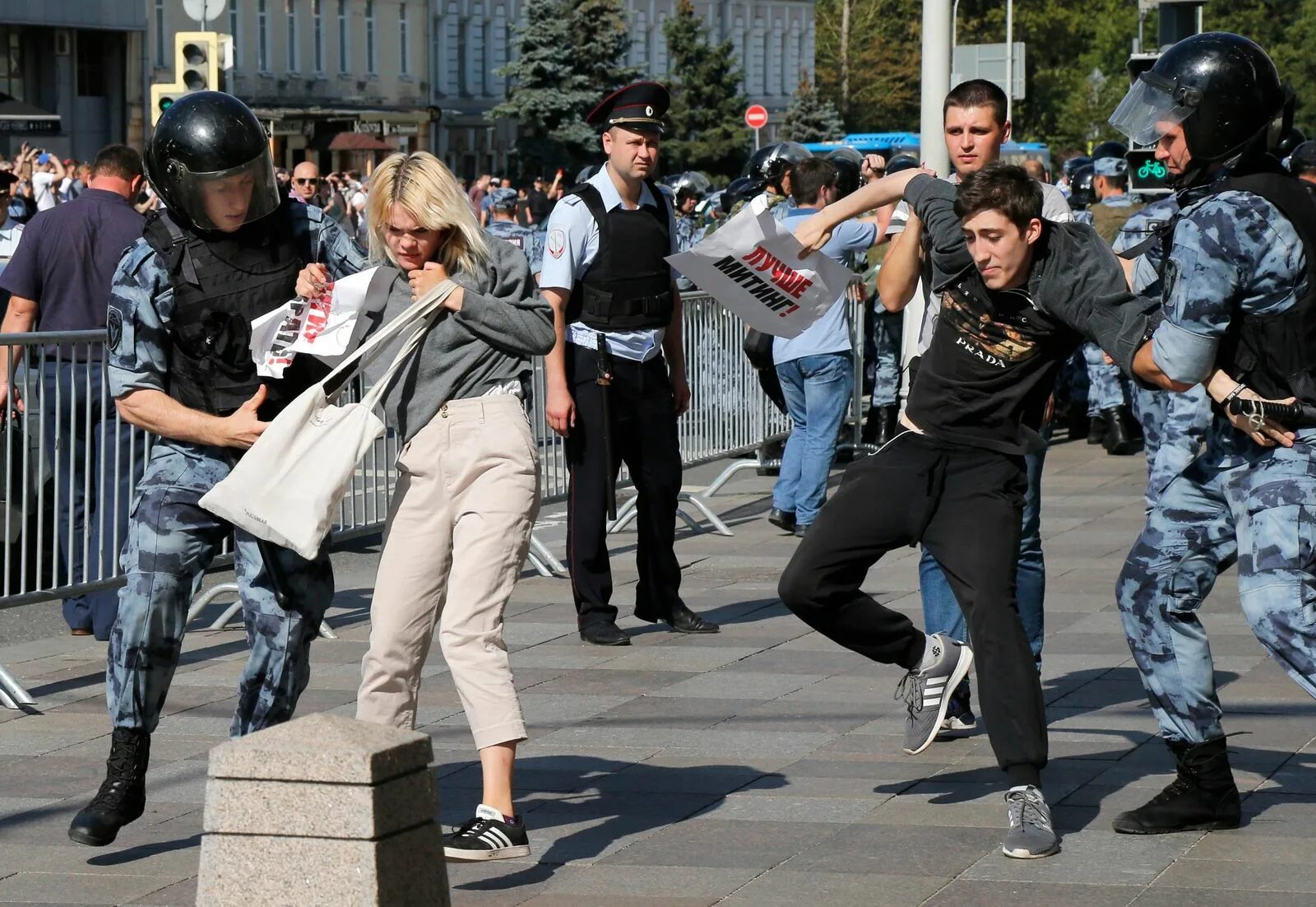 Демонстрация взгляд. Беспорядки в Москве 27 июля 2019. Массовые беспорядки полиция. Массовые протесты в Москве. Массовые беспорядки митинг.