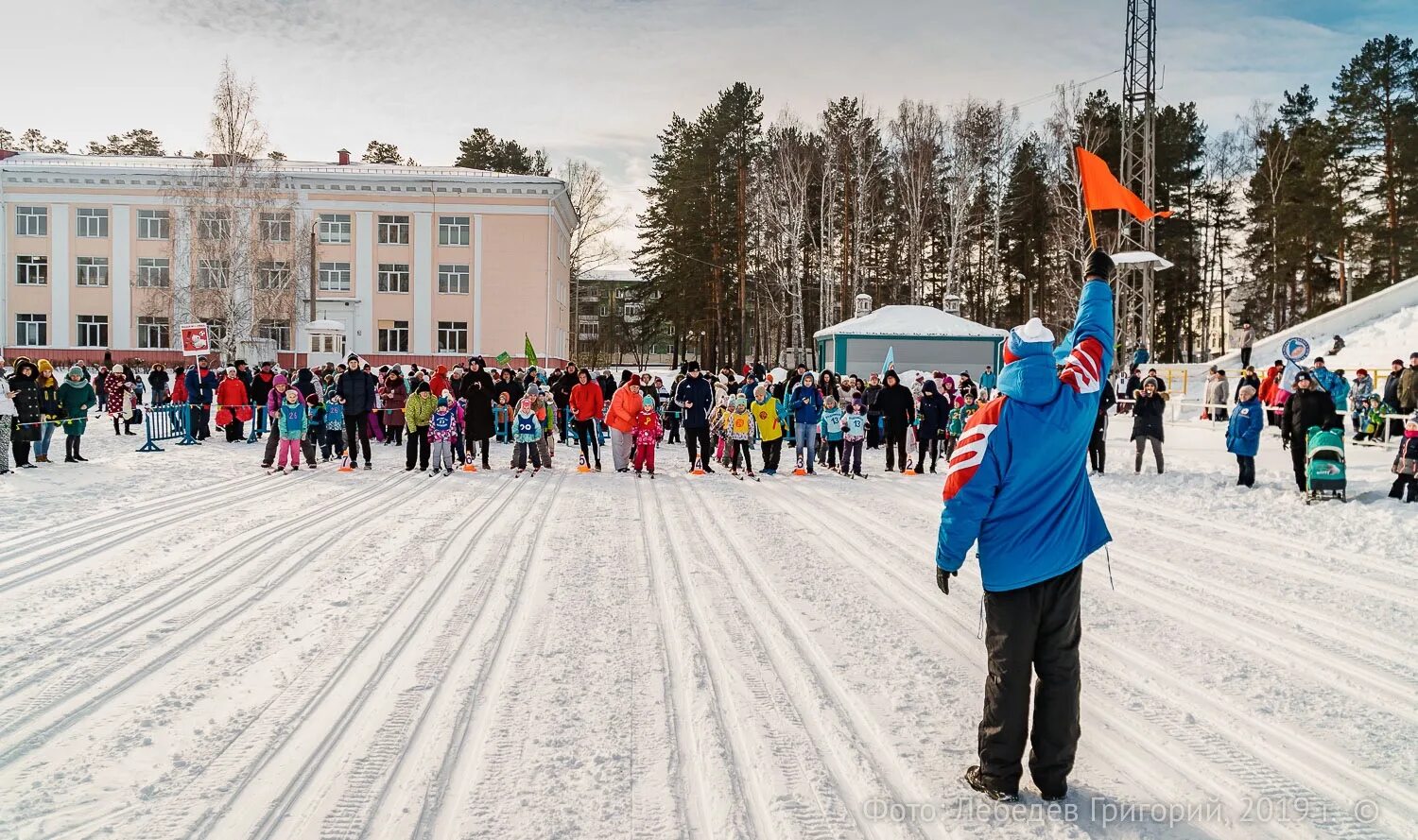 лыжный забег. массовый лыжный забег. русская лыжня. лыжный спорт в россии. федерация лыжных гонок снежинск.