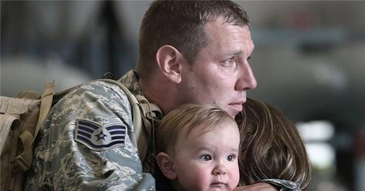 Военный с ребенком. Российский солдат с ребенком. Семья военного. Военный с семьей Россия.
