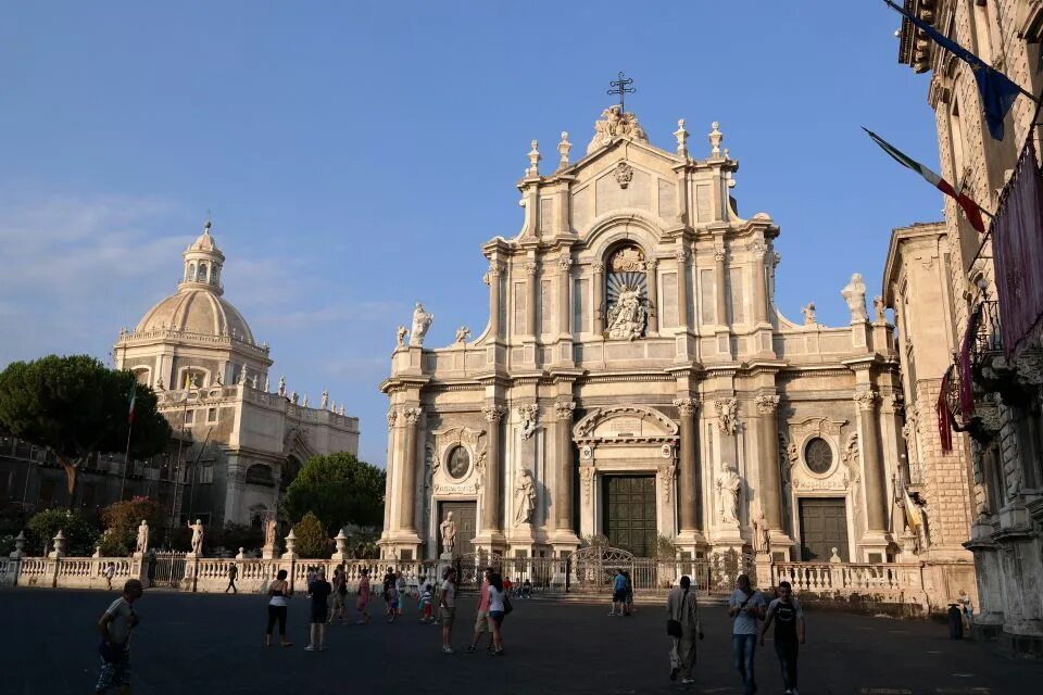 Катания википедия. Катания этна церковь. Катания википедия. Caltagirone сицилия. Порт катания сицилия.