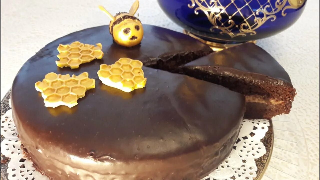 Шоколадные пчелки. Пчела из шоколада. Шоколадные пчелки для торта. Пчела из шоколада на торт.