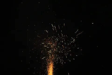 Брызжет искрами
