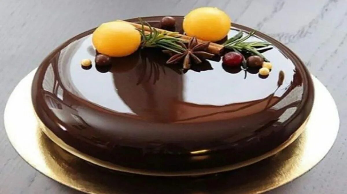 Круглый шоколадный торт. Зеркальная шоколадная глазурь для покрытия торта. Торт три шоколада с гляссажем. Торт с зеркальной глазурью. Шоколадная зеркальная глазурь.