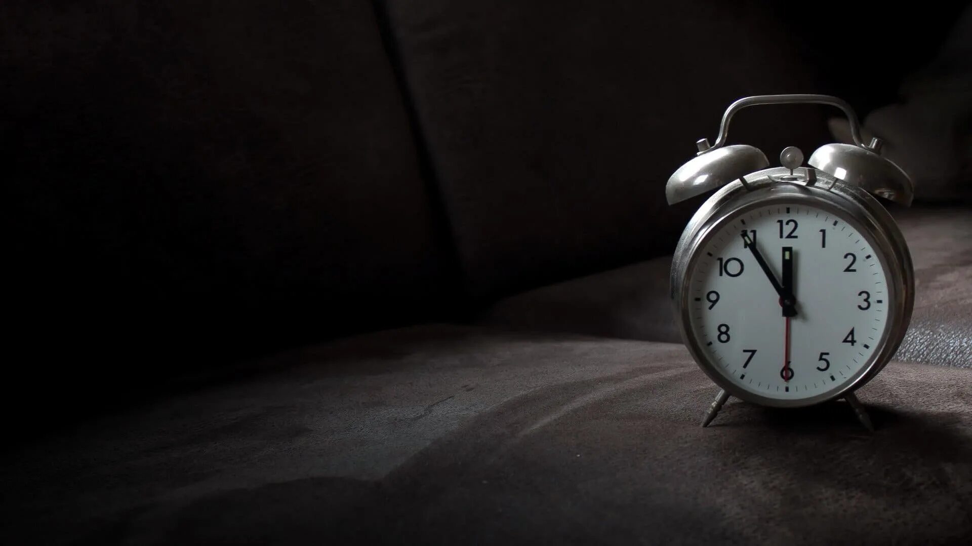 Буди 4. Настольные часы электронные. Старинные часы. Буди 4. 2 будильника.