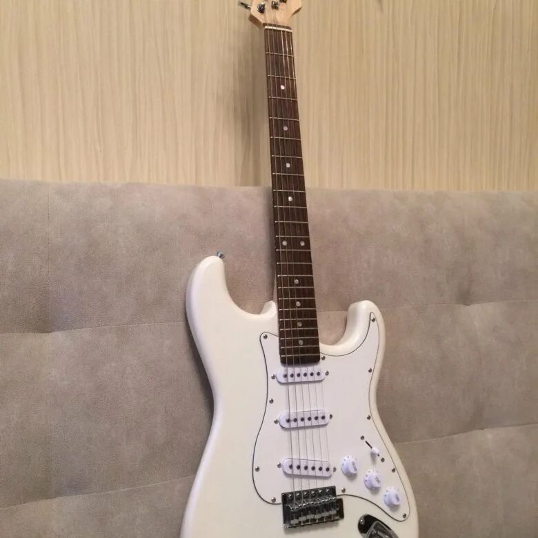 Электрогитара воронеж. Гитара Rockdale Stratocaster. Rockdale электрогитара стратокастер. Бас гитара Rockdale белая. Электрогитара Rockdale белая.