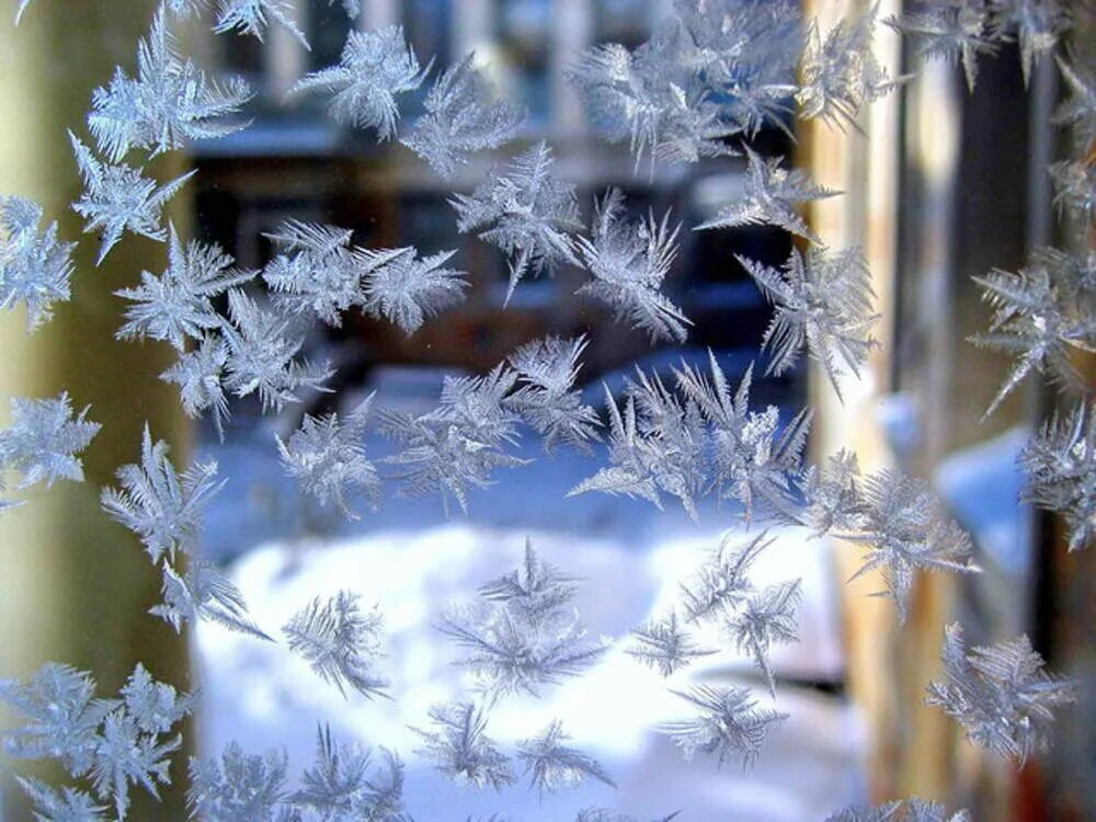 Зимнее окно. Зимние узоры на окнах. Морозное окно. Морозные узоры на окне.