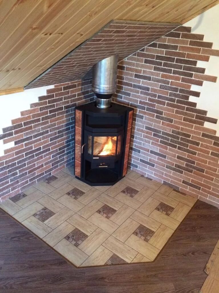 Обустроить печь-камин. Печь камин монтаж. Камин на даче. Установка печи камина под ключ. Потолок над печкой-камином.