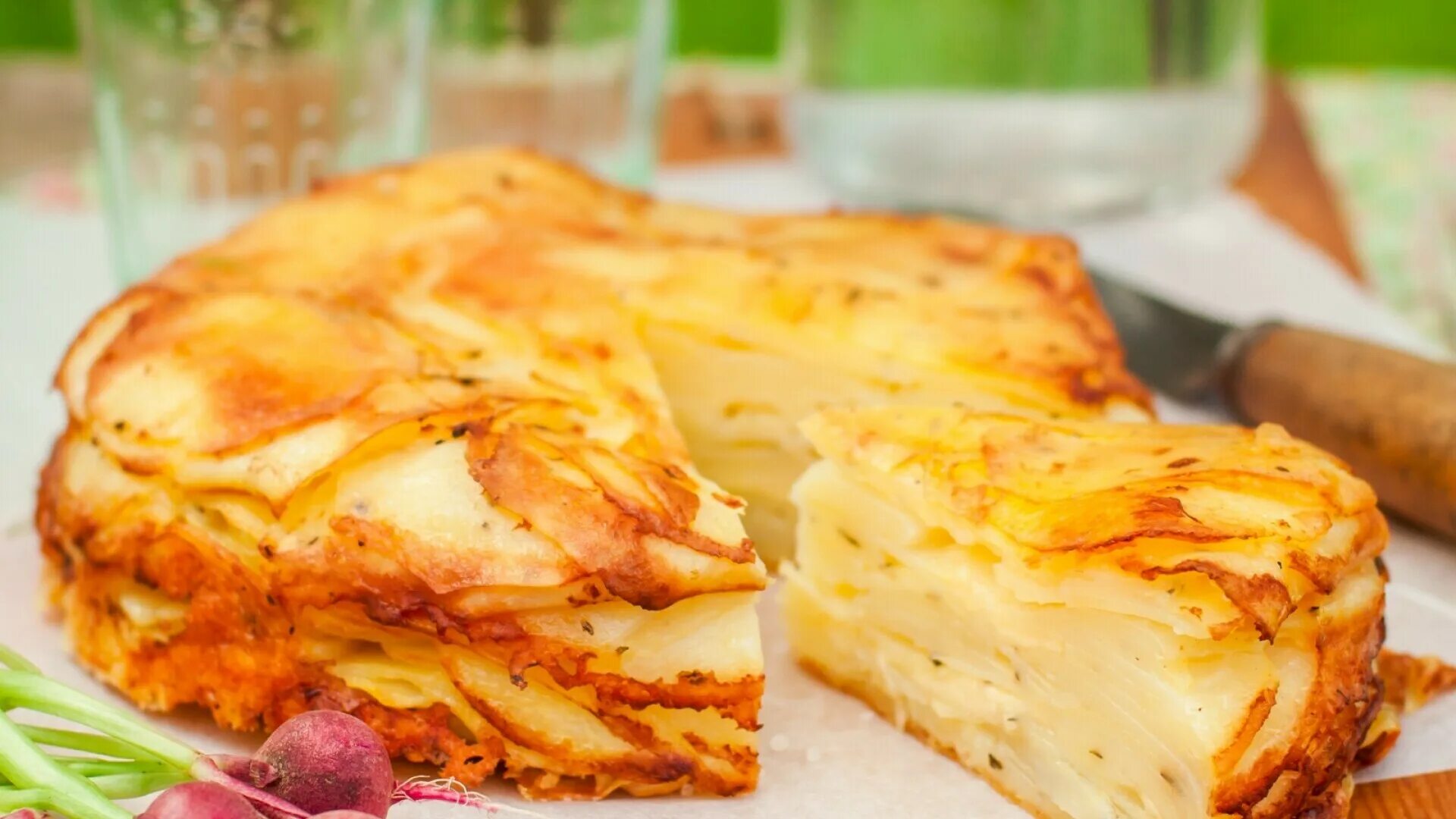 Пирог картошка с колбасой. Французский картофельный пирог. французский слоеный пирог. слоеный картофельный пирог. французский сырный пирог.
