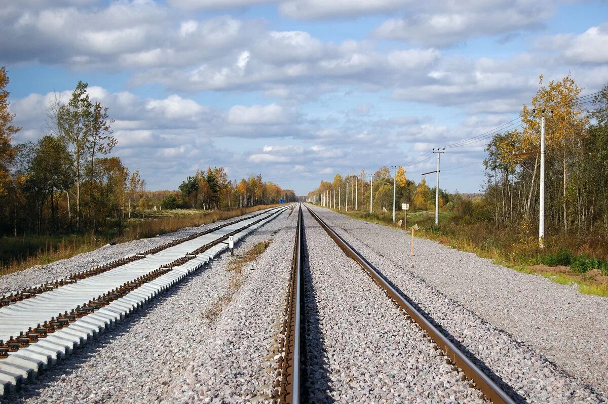 Предельный столбик на жд пути. Почва жд. Европейская колея жд и российская колея ж д. Д. Почему жд.
