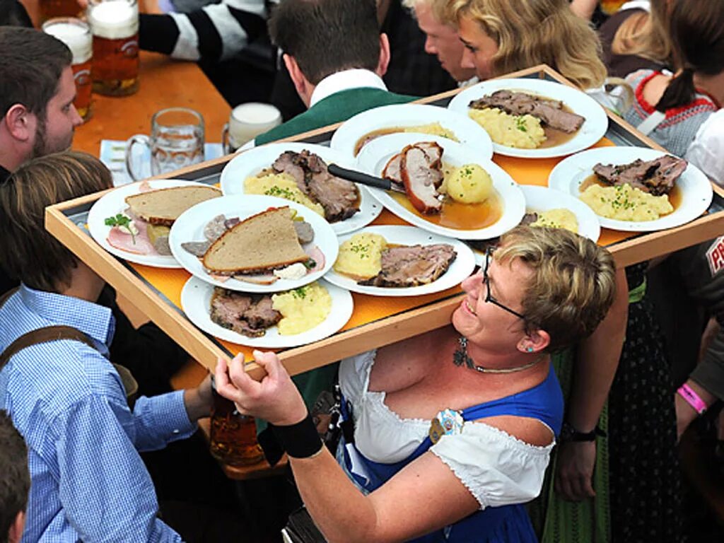 Hofbrauhaus рулька. немецкая кухня. октоберфест в германии еда. светлое фото как едят немцы. октоберфест в мюнхене.