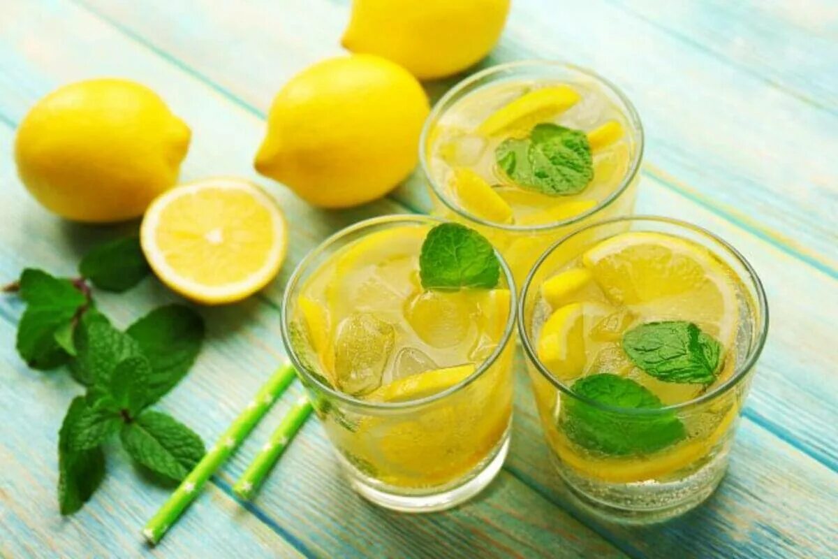 Вода с лимоном рецепт приготовления. Лимонад lemon мята. напиток с лимоном. лимонный сок с мятой. сок лимона с мятой.