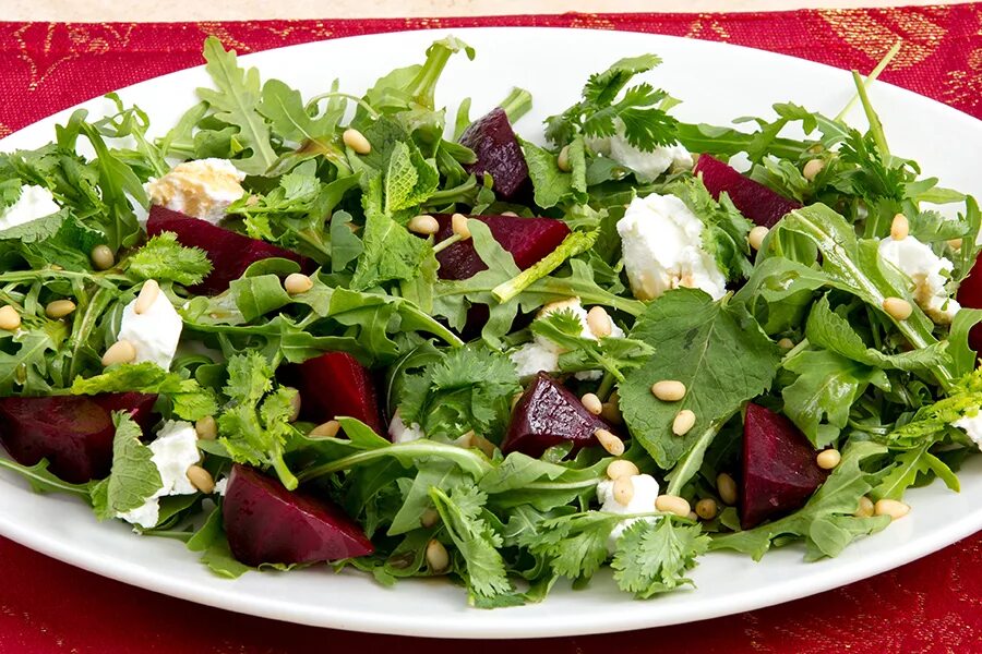 салат со свеклой рукколой и кедровыми. свекла фета руккола. салат со свеклой рукколой и кедровыми. свекла фета руккола. фета с рукколой и свеклой.