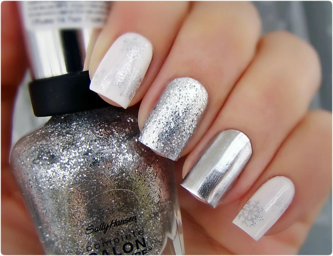 серебристый маникюр. маникюр с серебристыми блестками. бело серебристый маникюр. серебряные ногти. серебряные ногти.