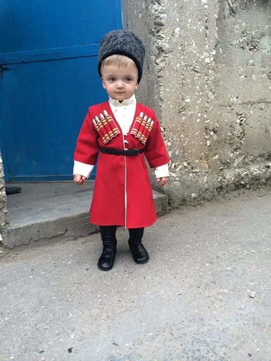 Ребенок осетин. Грузинский костюм для мальчика. Грузинский костюм детский. Грузинские дети. Грузинский национальный костюм для мальчика.