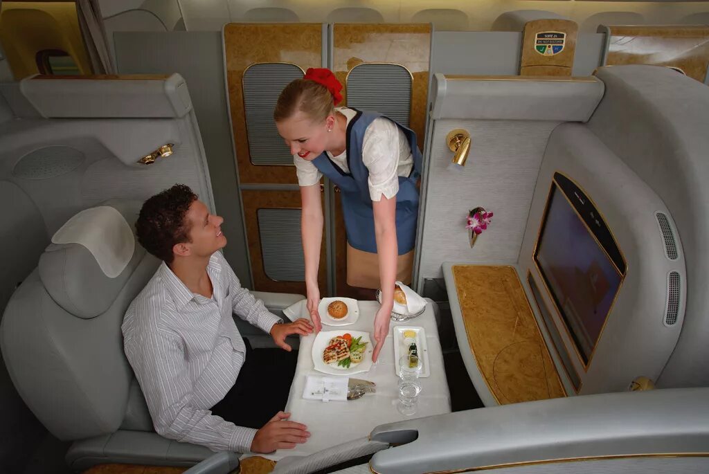 First class going first class. Первый класс Эмирейтс. 1 Класс Эмирейтс. Первый класс в самолете Эмирейтс. Эмирейтс президентский класс.