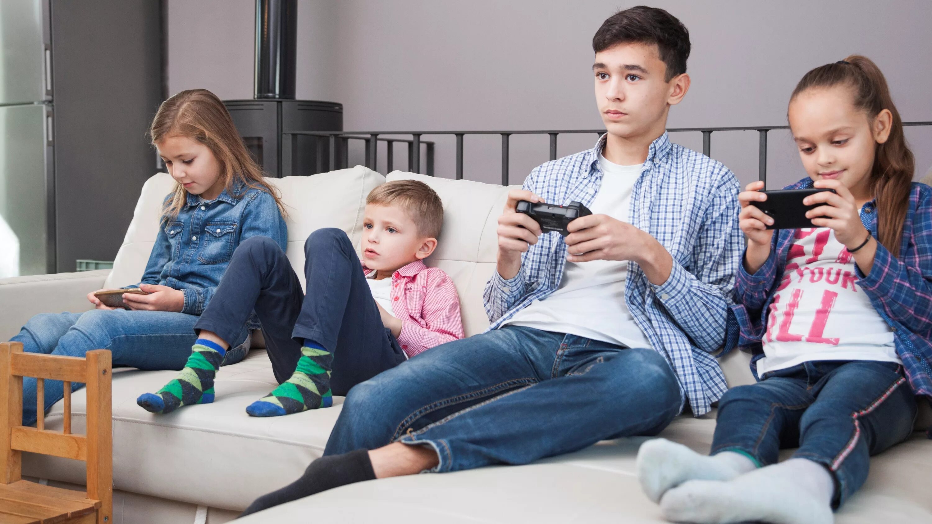 Подросток сидит в интернете. Что происходит с подростком выросшим с гаджетами. Что происходит с подростком выросшим с гаджетами. Что происходит с подростком выросшим с гаджетами. Удивление школьника.