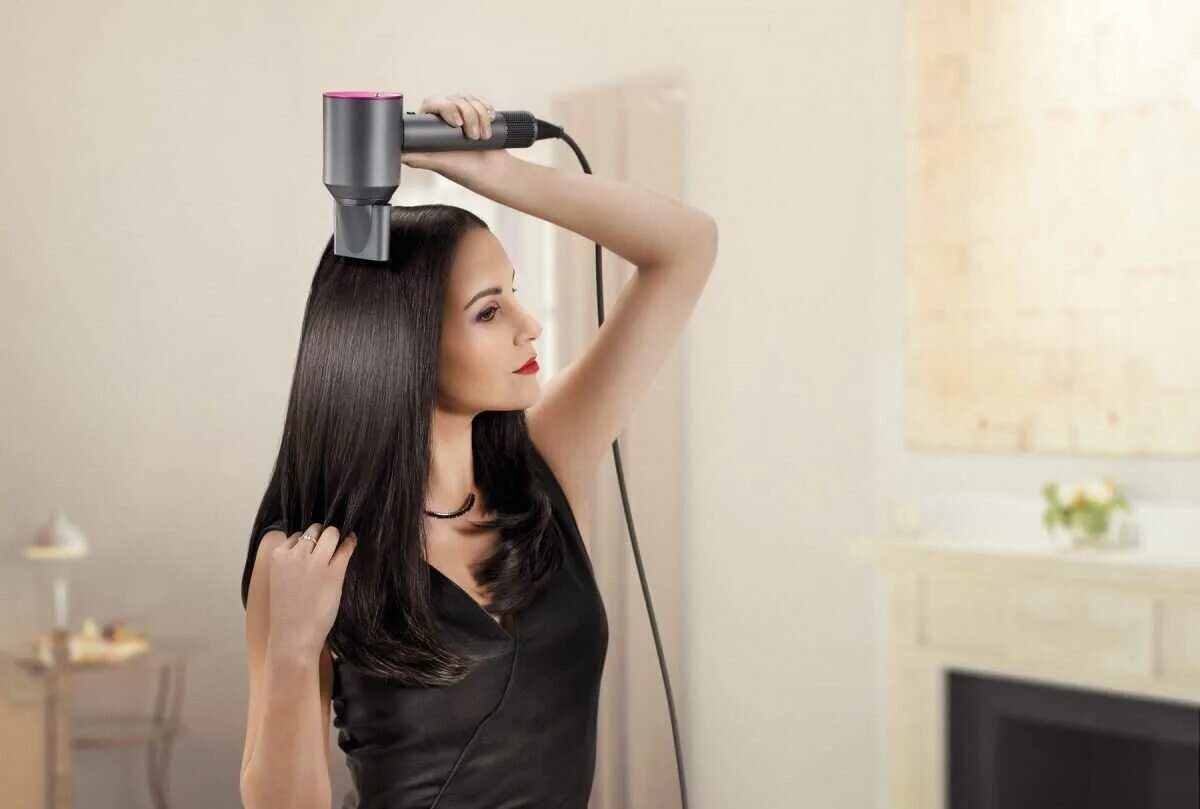 Фен сушит воздух. Сушка феном Дайсон. Сушка волос феном Дайсон. Dyson Supersonic hair Dryer hd07. Укладка волос в парикмахерской.