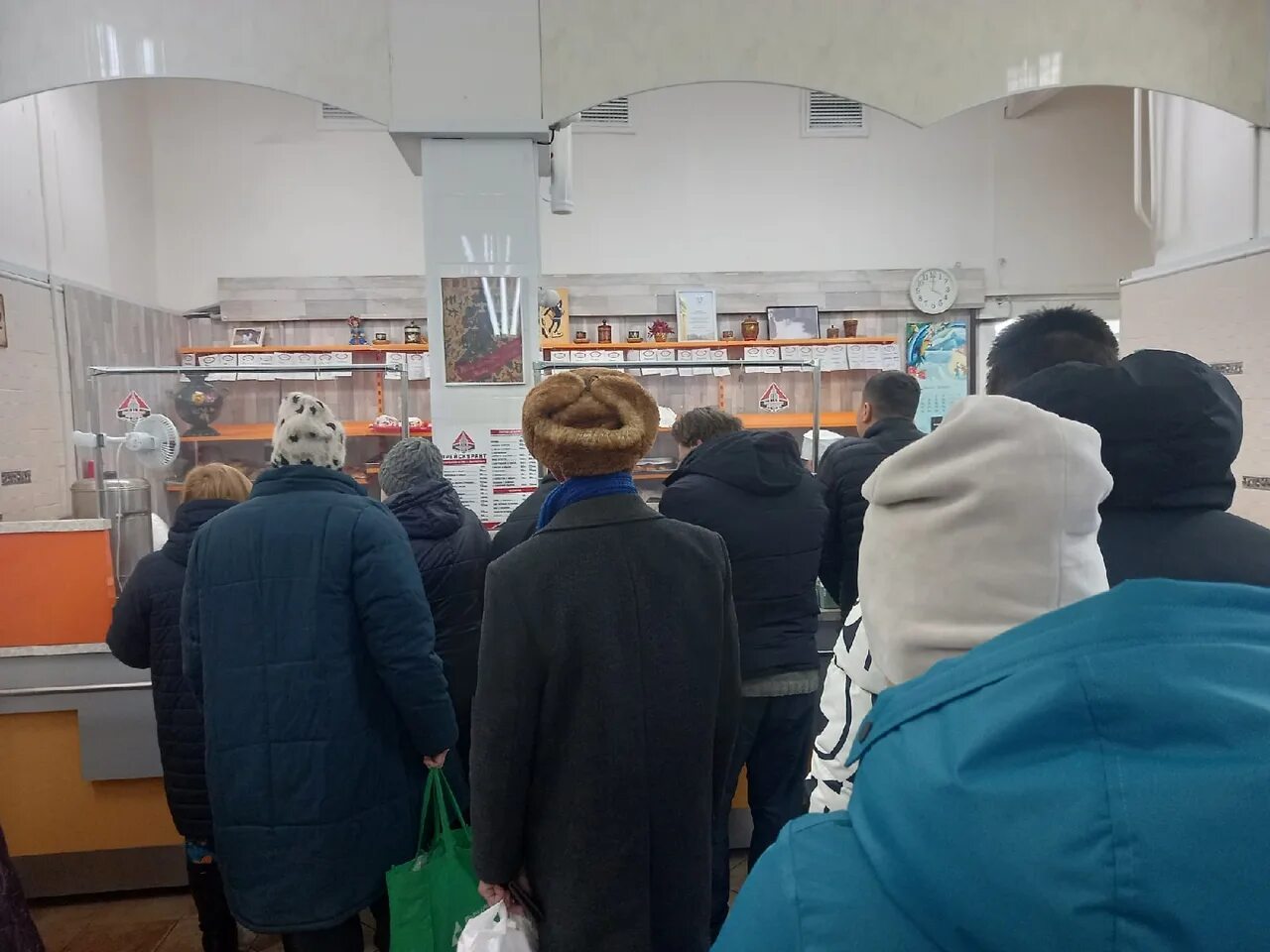 Очереди в магазинах спб. Люди стоят в очереди в мфц. Планировка жк эланд 2 очередь. Новости санкт-петербурга. Пирожковая на московском.