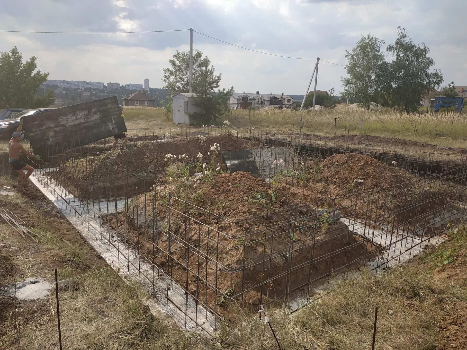 Фундамент на болотистой местности. Фундамент без опалубки в земле. Заливка фундамента в землю без опалубки. Ленточный фундамент без опалубки. Заливка фундамента без опалубки.