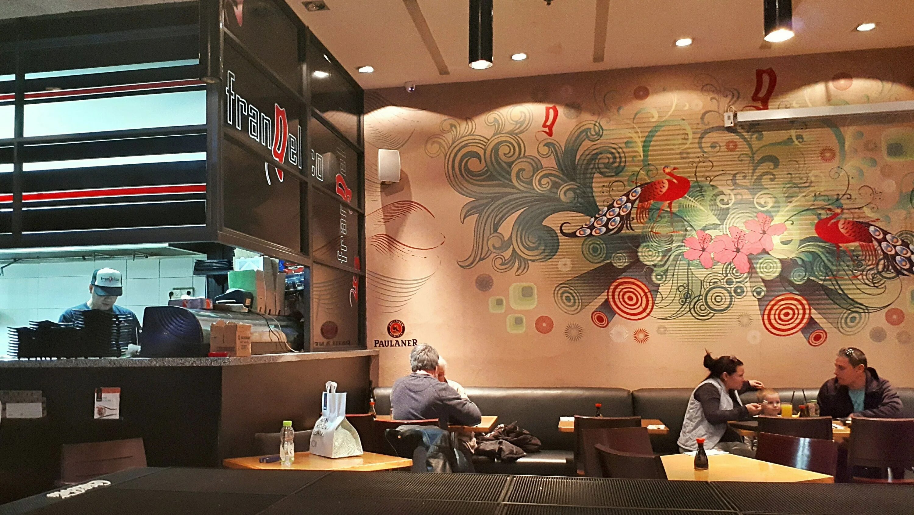 Где кафе суши. Суши бар в японском стиле. Кафе в японском стиле. Суши бар интерьер. Японский ресторан интерьер.