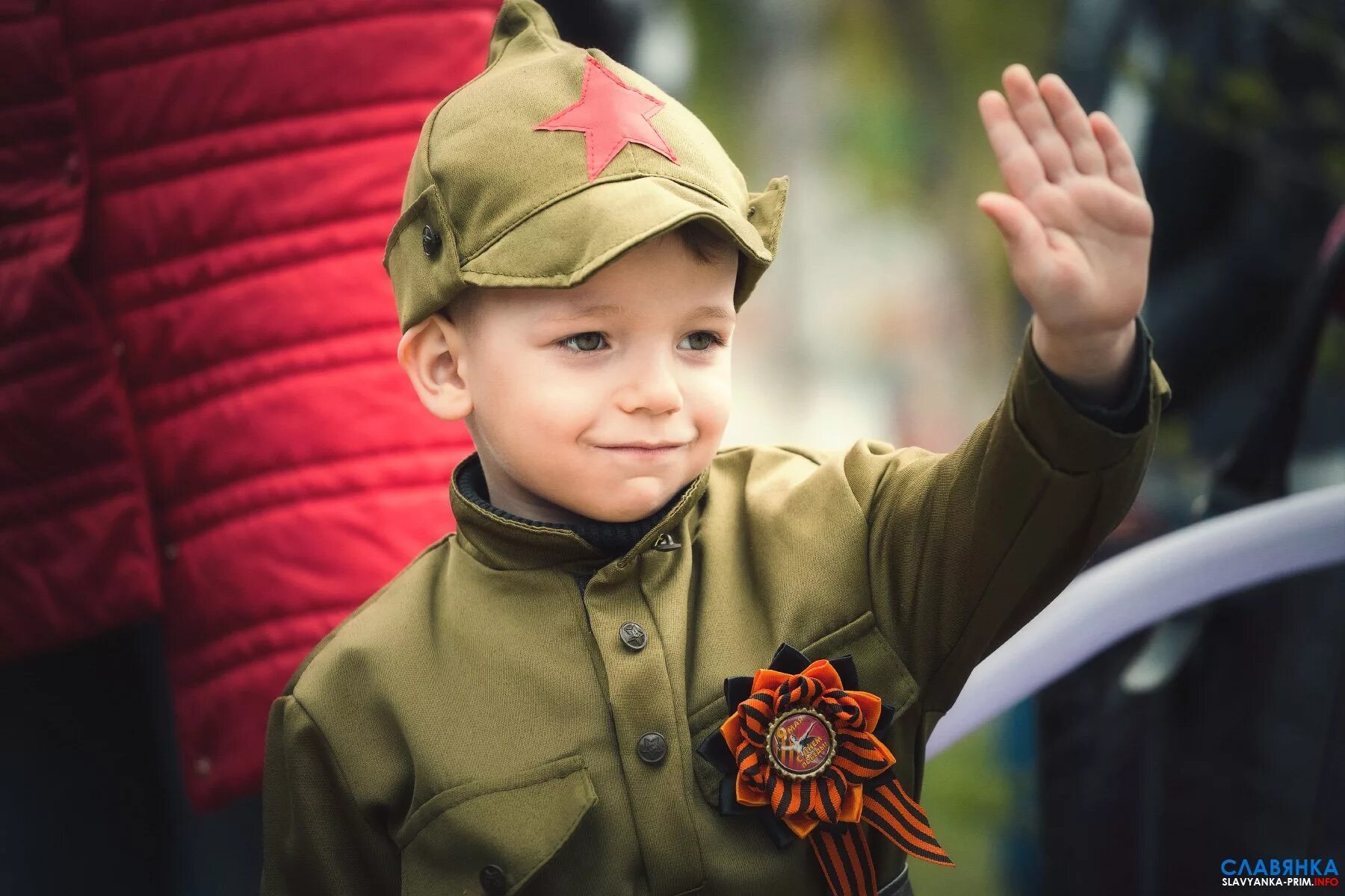 День победы подростки. День Победы для детей. Малыш в военной форме. 9 Мая дети. Маленькие дети в военной форме.