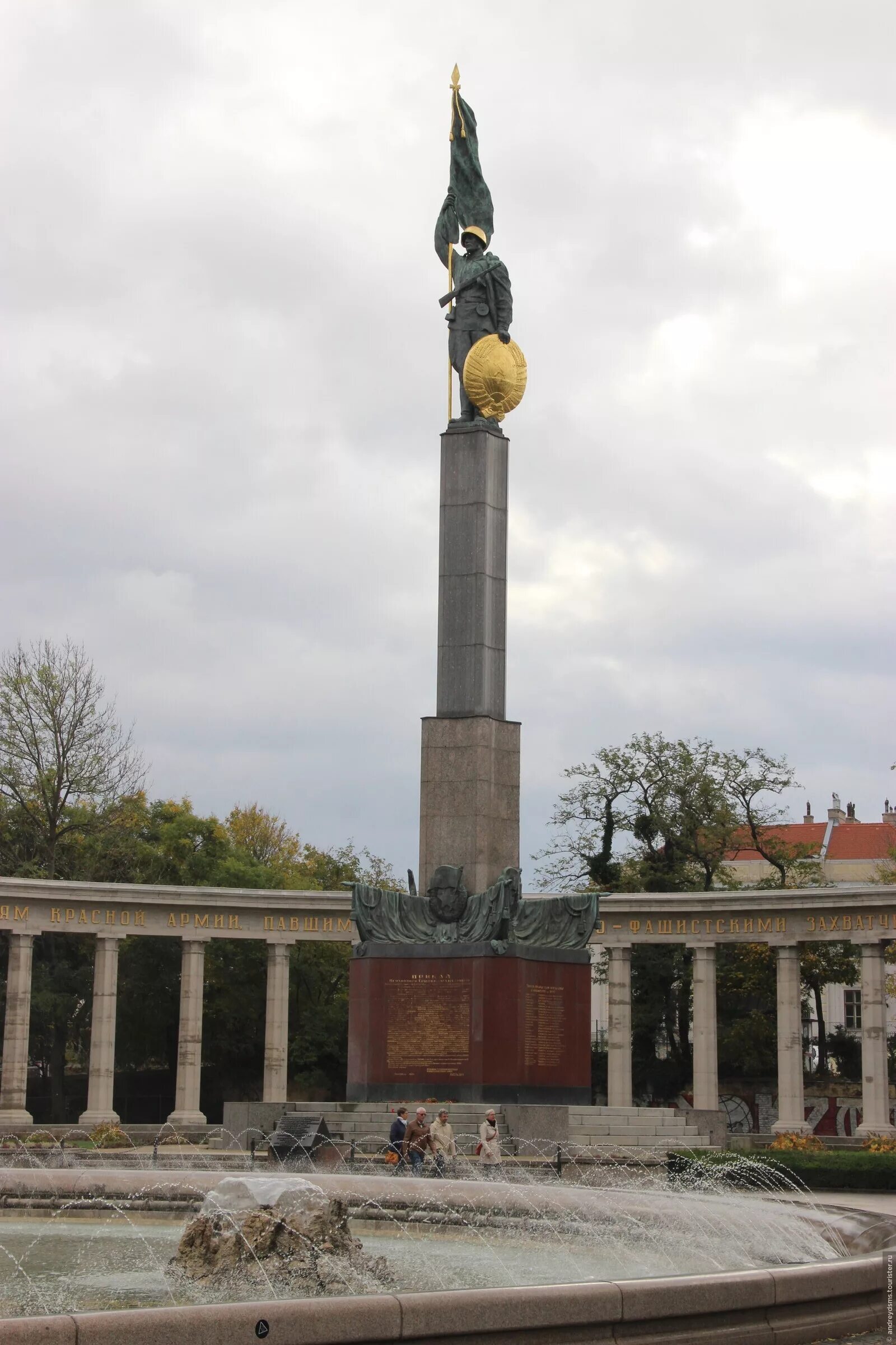 Памятники солдатам в европе. Памятник советскому солдату в варшаве. Памятники воинам освободителям 1941-1945 г. Памятник воину освободителю в польше. Памятники русскому солдату в европе.