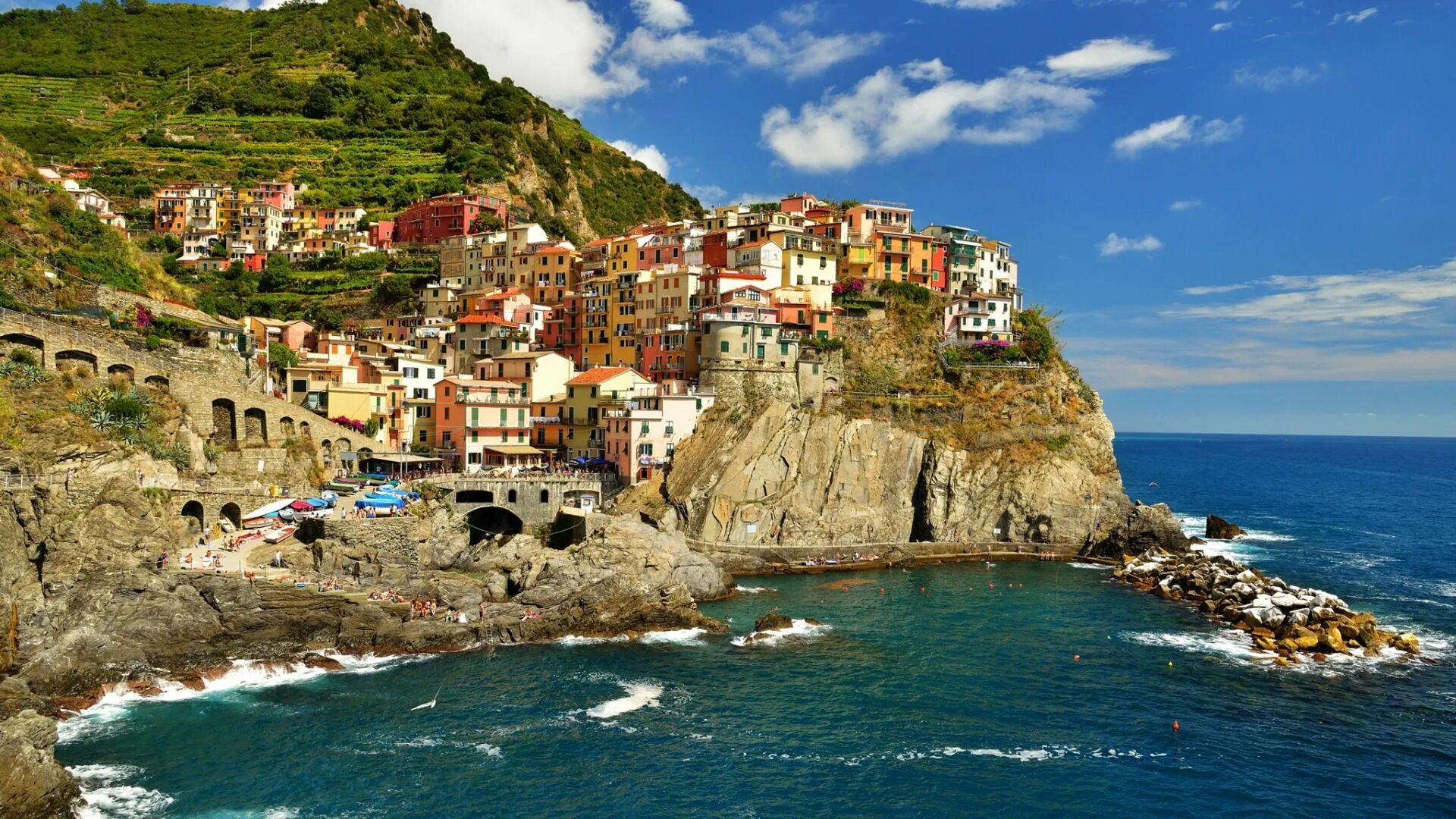 Манарола Чинкве-Терре Италия. Cinque Terre Италия. Тирренское море побережье Италия. Италия скала Манарола. Coast country