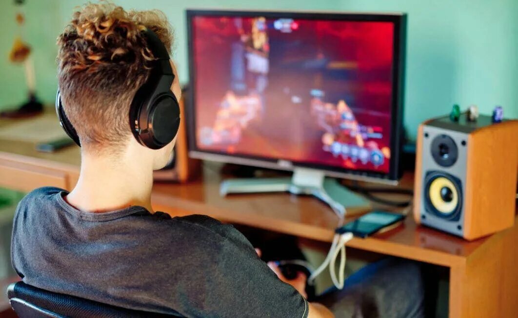 Играющий в компьютерные игры. Подросток играет в компьютерные игры. Люди играющие в компьютерные игры. Подросток играющий в компьютер. Парень играющий в компьютер.