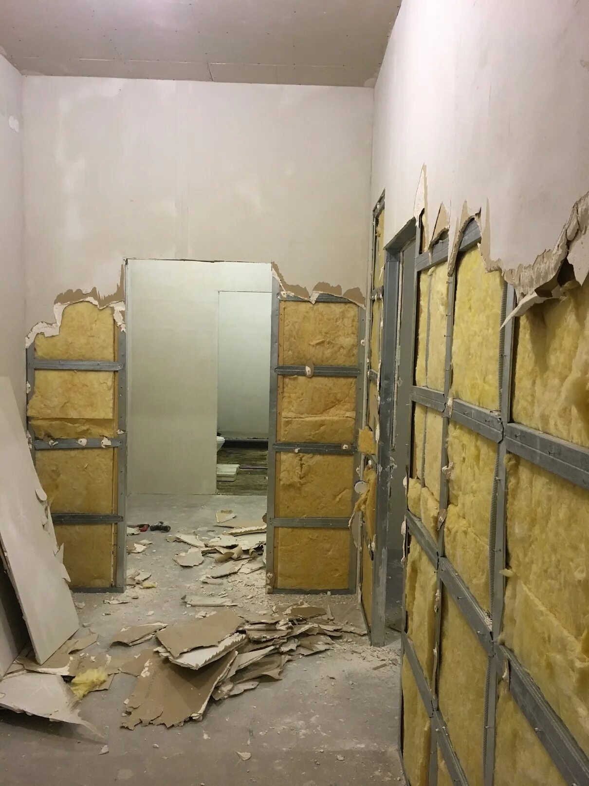 Демонтаж перегородки из гипсокартона. Демонтаж перегородок гкл. Демонтаж потолка из гипсокартона. Гипсокартон строитель. Демонтаж потолка.