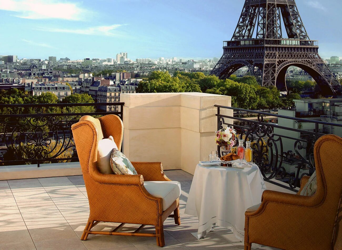 Отель в эйфелевой башне. Отель shangri-la hotel, париж. отель в париже с видом на эйфелеву башню. кафе в париже с видом на эйфелеву башню. шангри ла терраса париж.