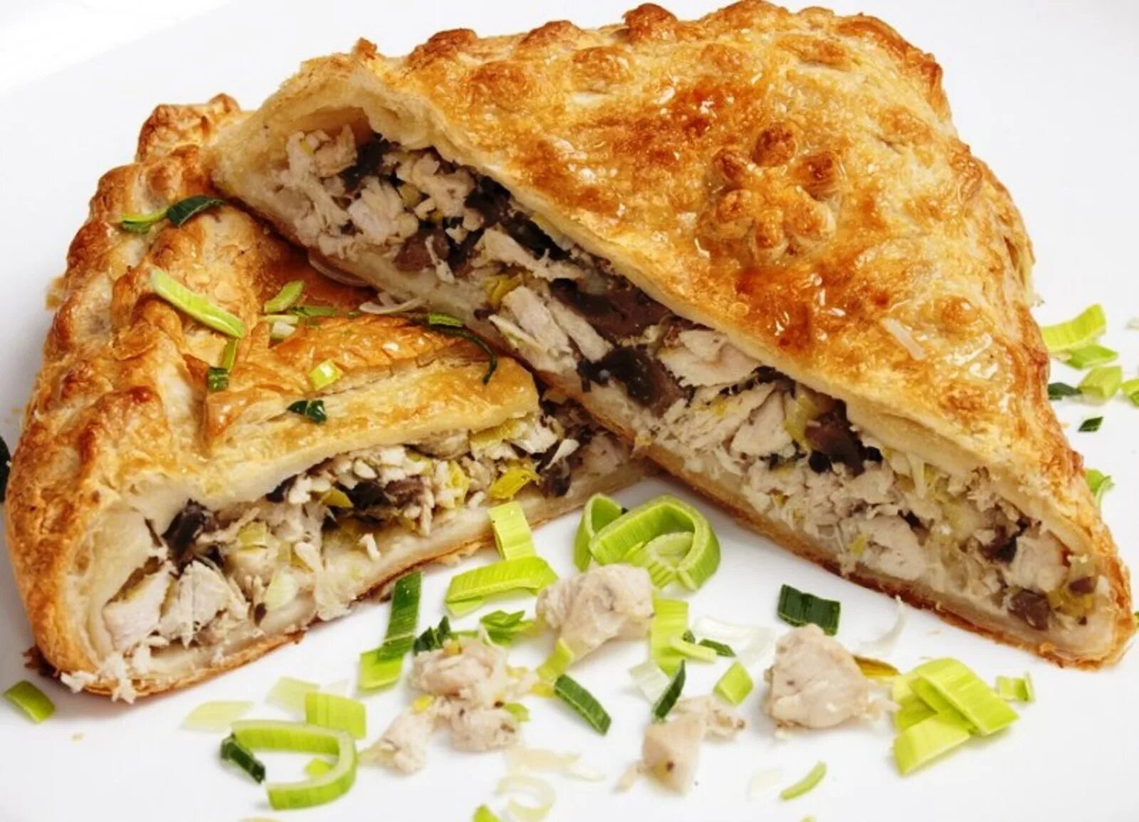Тесто с грибами. Кубите греческая кухня. пирог с курицей. выпечка с курицей и грибами. пирог с курицей и грибами и сыром.