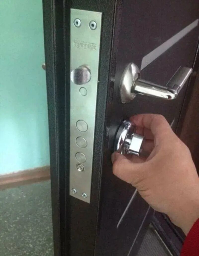 Почему установка металлических входных дверей требует профессионализма, а не кустарного подхода