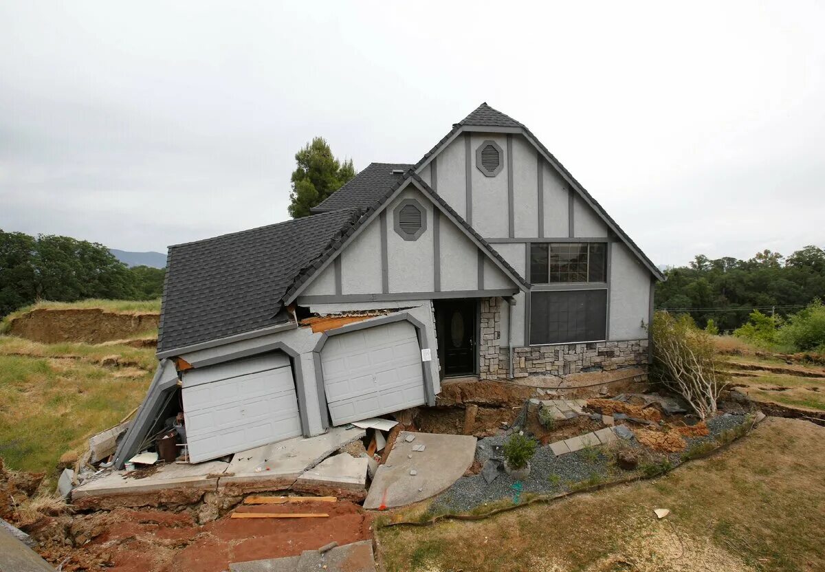 крыша без потолка. минималистичная архитектура скандинавия. открытые деревянные балки. интересные проекты домов. дом без условий.